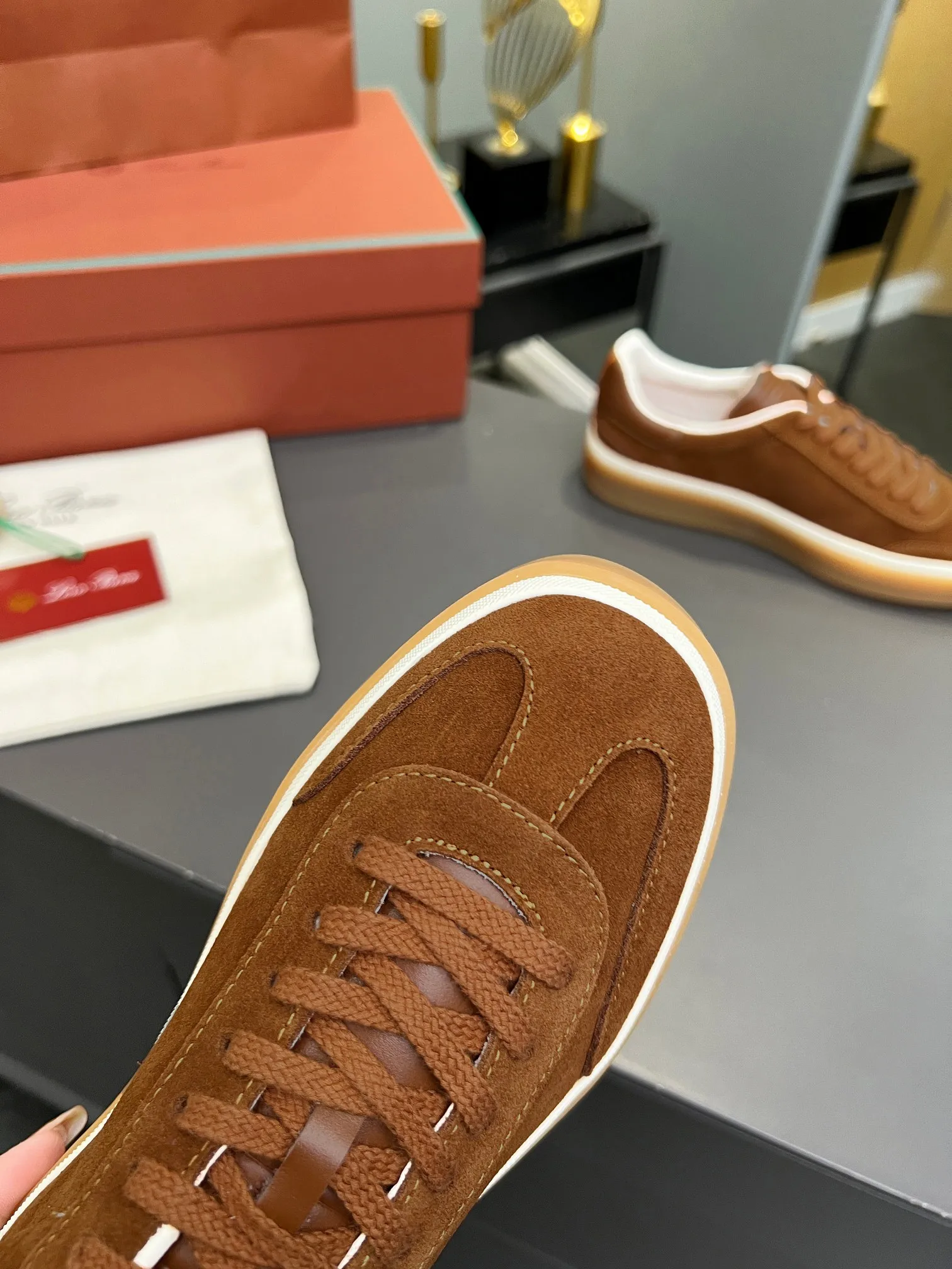 Factory price: 580💰Purchase level, high version🦅⛳️ Italy [Loro men's shoes💰iana] Tennis walk series L men's shoes💰Couple moral training shoes casual sports shoes sneakers🎁🎁 Original purchase development and production This new suede tennis shoe adopts an ultra-low design, suitable for wearing all year round👫👫 The wrapped sole creates an effortlessly attractive color combination that harmoniously blends functionality with understated style, making it the ideal shoe for urban wear. Soft calfskin tongue with Kummel color insert at the heel, embossed L Men's shoes 💰 Logo Cotton lace upper, cowhide suede sole Rubber-lined calfskin ✦ Upper: imported first-layer cowhide ➕ Customized original cowhide ✦ Lining: cowhide lining ➕ Cow leather insole ✦ Sole: Original open-molded T men's shoe 💰R ultra-lightweight outsole ✦Packaging: Original full set of packaging ✦Female size: 35--40, ✦Male size: 39--44, customized 45
